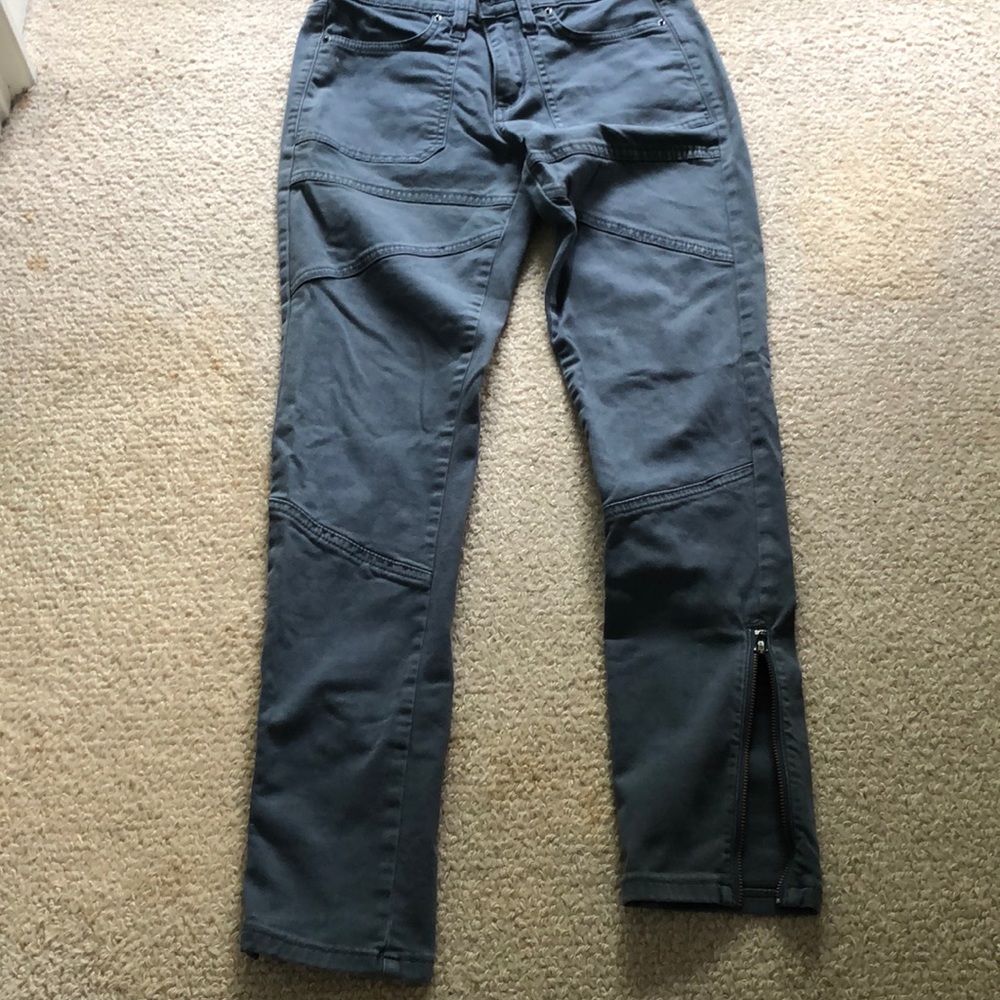 BDG - Skinny Jean with zip ankle ⚙️🔩